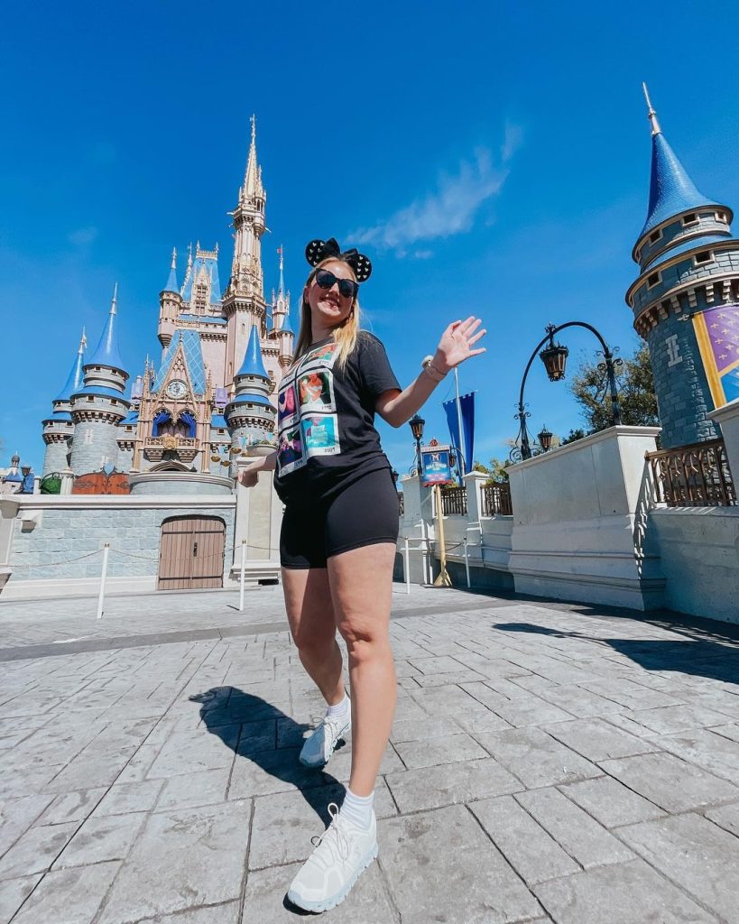 best graphic tee outfits to wear to Disneyland