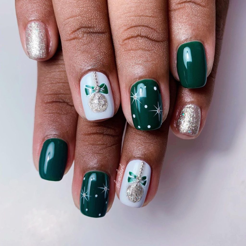 green sparkly Christmas nail ideas