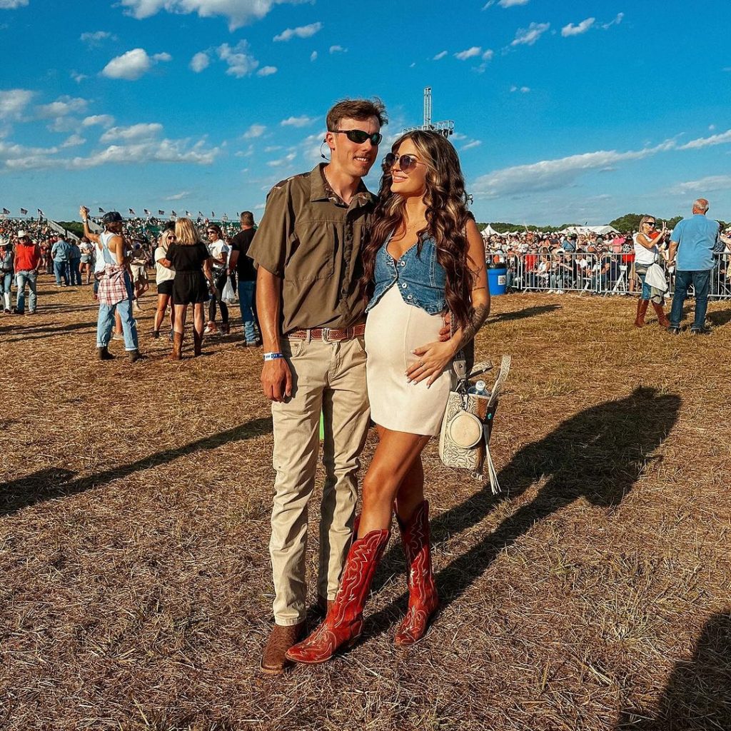 country concert outfit ideas for expecting moms