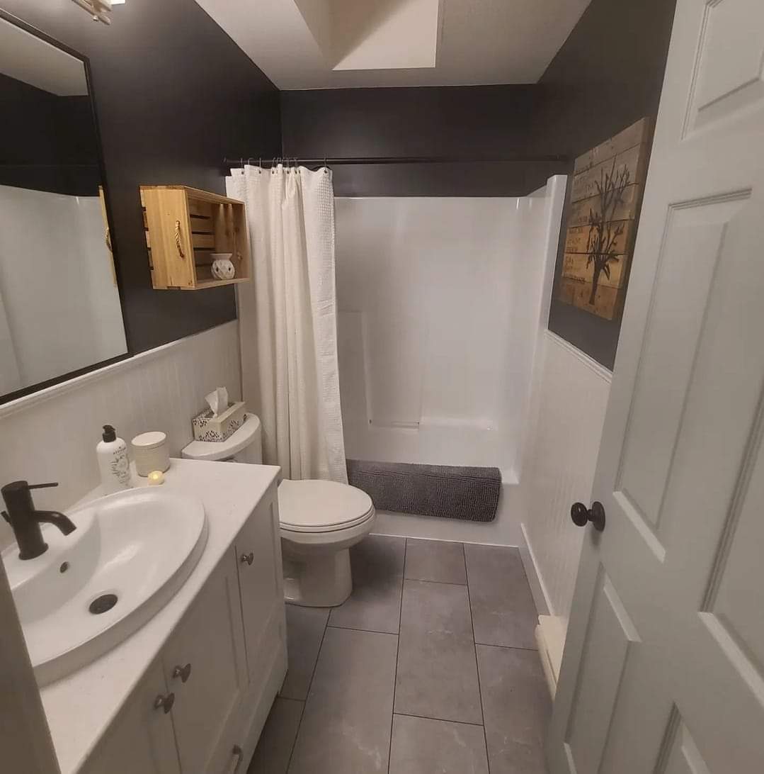 black and white bathroom