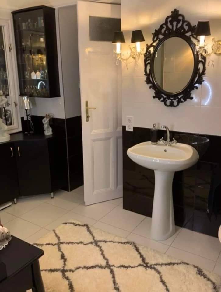 black and white bathroom