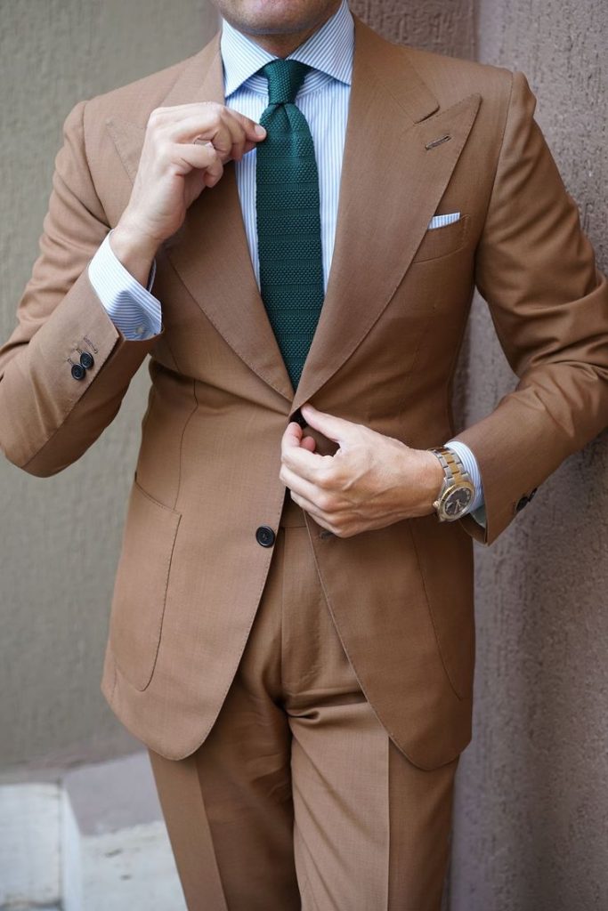 Color-Tie-For-Brown-Suit