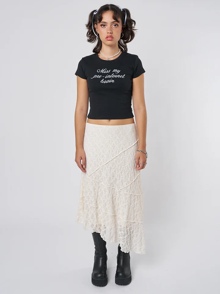 best ways to style a lace skirt with graphic tee