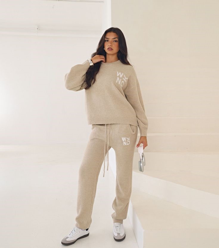 What To Wear With dark Beige Sweatpants 